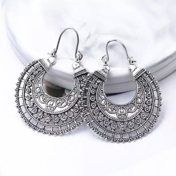 NEW Antique Silver tone Vintage style Earrings - Picture 2 of 5